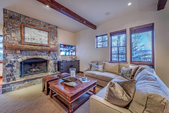 USA:Colorado:Aspen:Timber'sTownhome_Hilltop:livingroom005.jpg