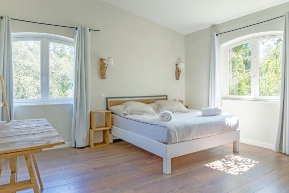 France:Corsica:CalaRossa:RL135_VillaEvon:bedroom3.jpg