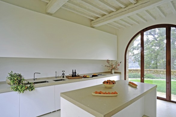 Italy:Tuscany:SanGimignano:ITFI011_VillaToska:kitchen02.jpg