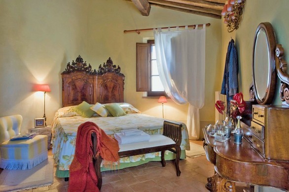 Italy:Tuscany:Siena:ITSI21VillaBata_VillaBetta:bedroom31.jpg