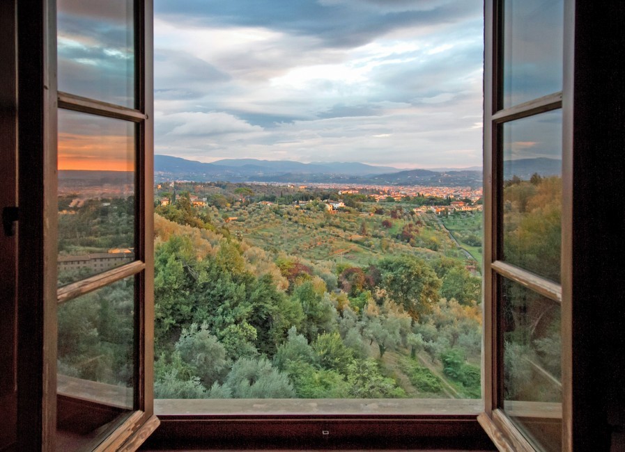 Italy:Tuscany:Florence:ITFI21_VillaToskanina:Window.jpg