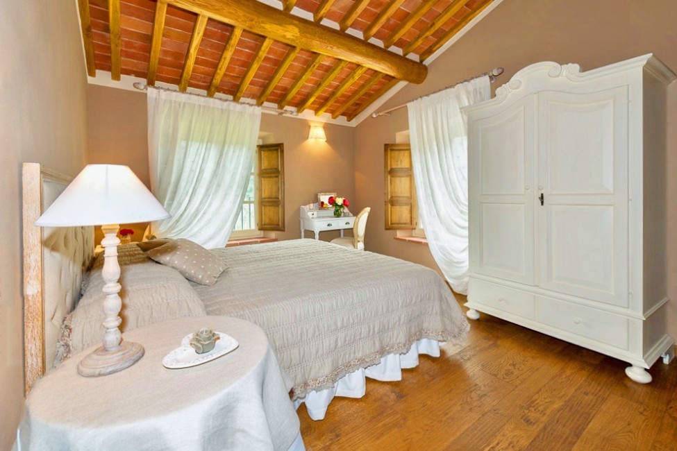 Italy:Tuscany:Lucca:ITLU017_VillaLucia:bedroom02.jpg
