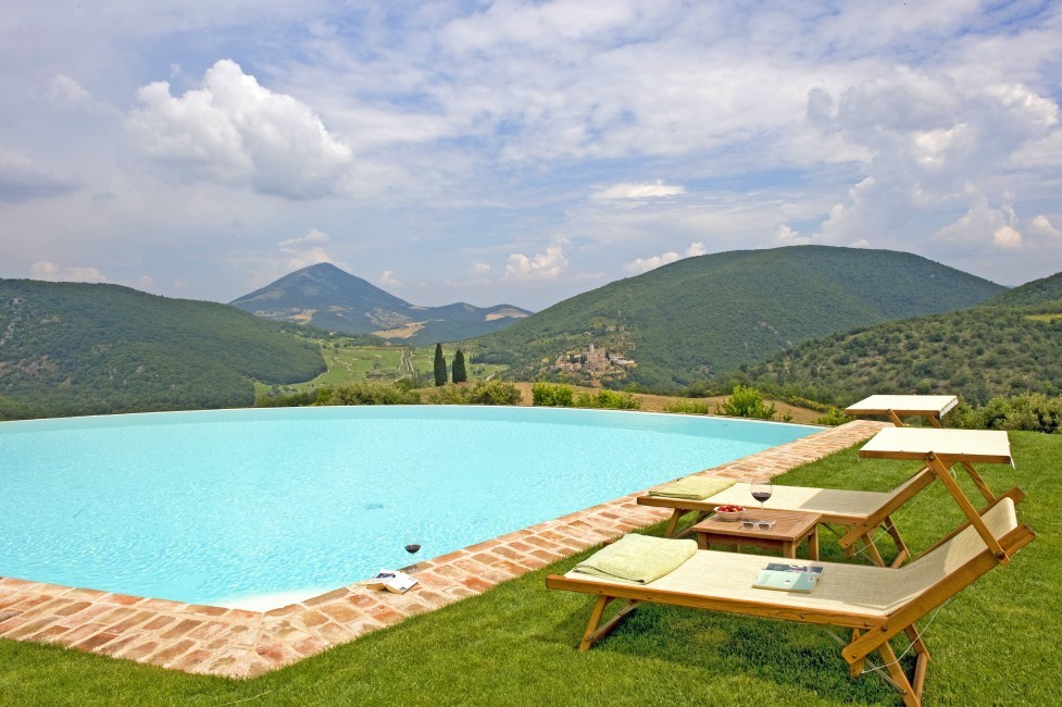 Italy:Umbria:Perugia:ITPG01_VillaGina:swimmingpool002.jpg