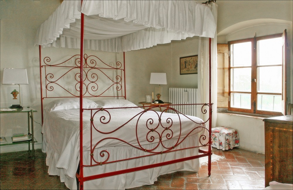 Italy:Tuscany:Florence:ITFI21_VillaToskanina:BedroomTant-01.jpg