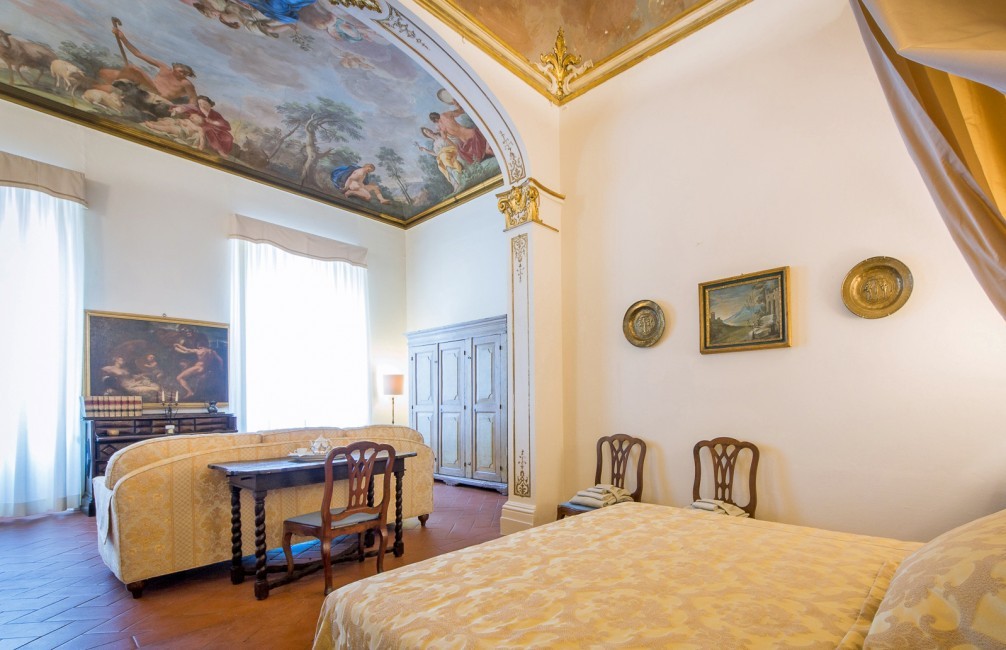 Italy:Tuscany:Florence:ITFI021_ApartmentFiorentino:BedroomMaster10.jpg