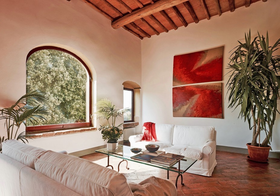 Italy:Tuscany:Chianti:ITFI37_VillaLirica:Livingroom1stfloor2.jpg