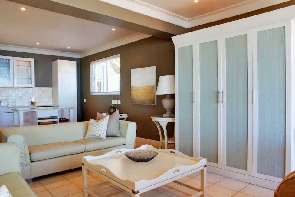 SouthAfrica:CapeTown:Silva_ApartmentSylvanna:livingroom50.jpg
