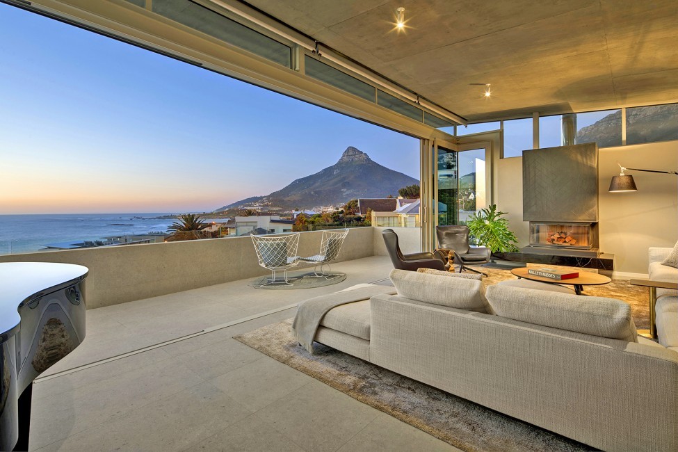 SouthAfrica:CapeTown:Lochry_VillaLyn:terrace.jpg