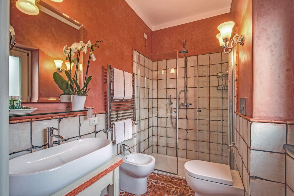 Italy:Sorrento:ITNA01_VillaAndres:bathroom03.jpg