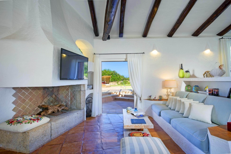 Italy:Sardinia:PortoCervo:VillaMarinaViews_VillaMariana:livingroom03.jpg