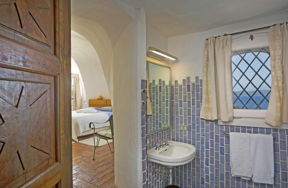 Italy:Sardinia:PortoRotondo:VillaVolpe_VillaVioletta:bathroom09.jpg