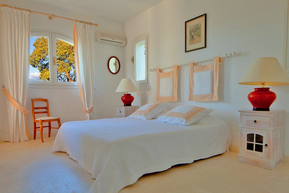 France:Corsica:PortoVecchio:RL51_VillaEli:bedroom2.jpg