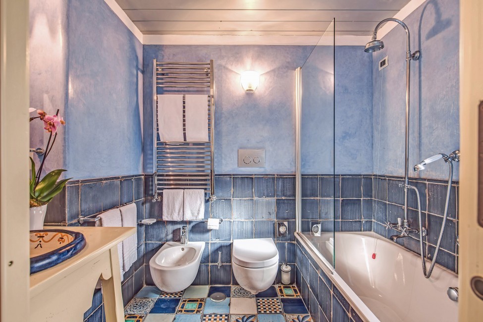 Italy:Sorrento:ITNA01_VillaAndres:bathroom11.jpg