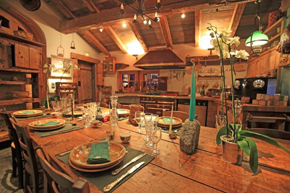 France:Chamonix:Hameau_ChaletHonore:diningroom3.jpg