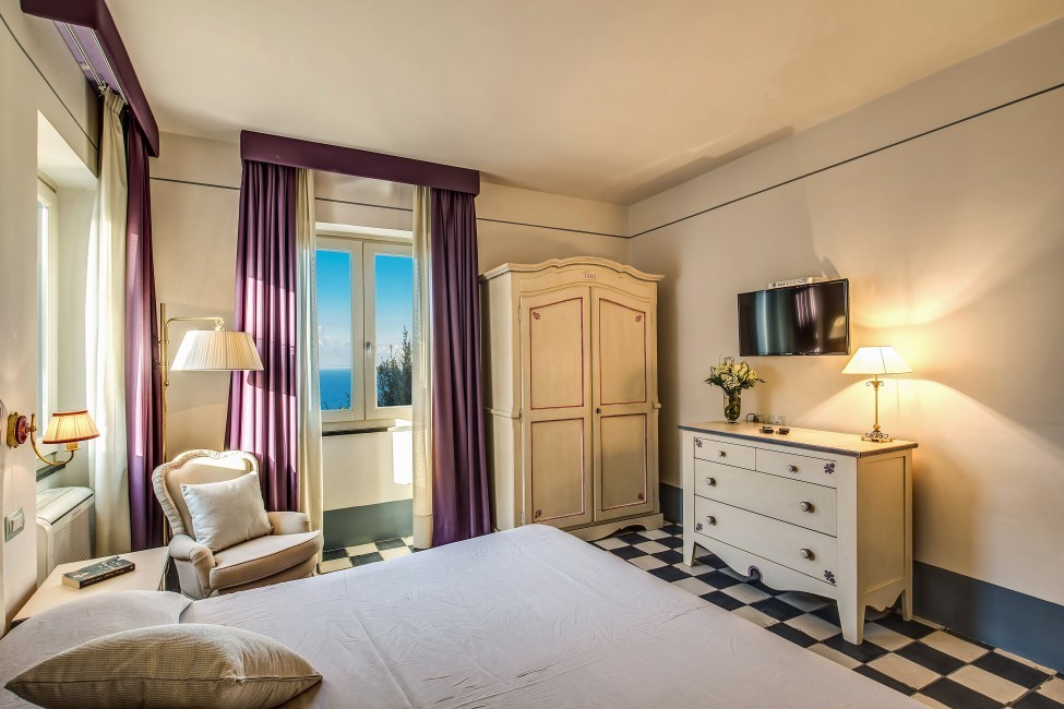Italy:Amalfi:Sorrento:ITNA01_VillaAndres:bedroom05.jpg