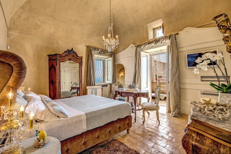Italy:Amalfi:ITSA047_VillaBarocca:bedroom01.jpg