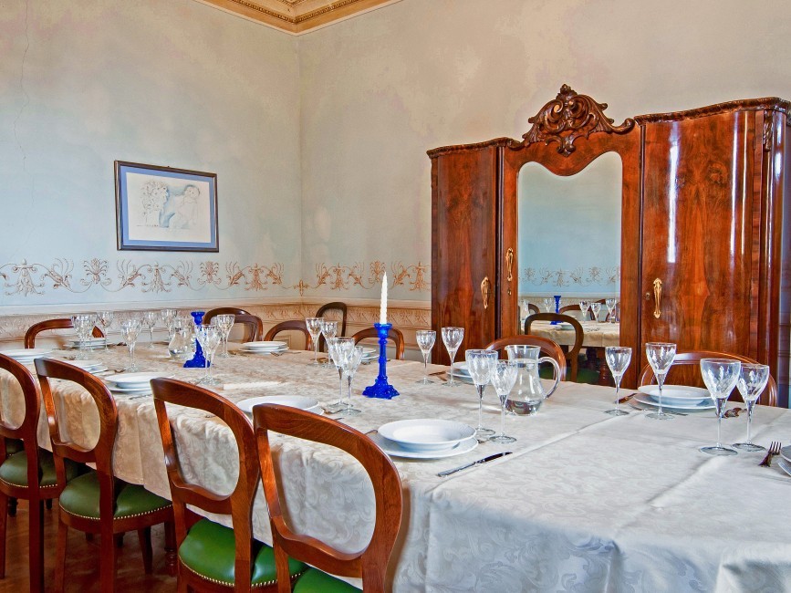 Italy:Tuscany:Versilia:ITLU26_VillaSilvia:diningroom34.jpg