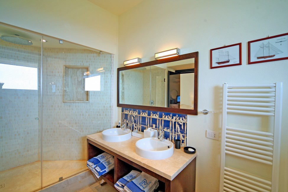 Italy:Sardinia:SanTeodoro:ITOTO3_VillaSalina:bathroom4.jpg