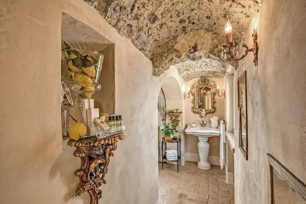 Italy:Amalfi:ITSA047_VillaBarocca:bathroom25.jpg