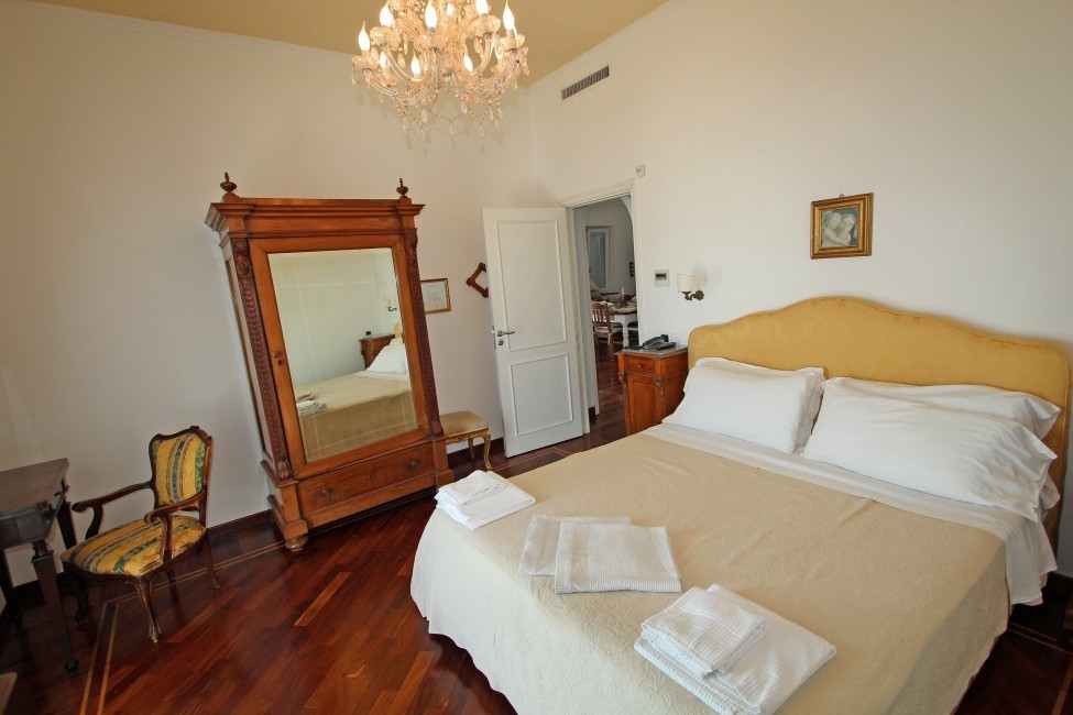 Italy:Amalfi:Sorrento:ITNA068_VillaSirena:bedroom2.jpg