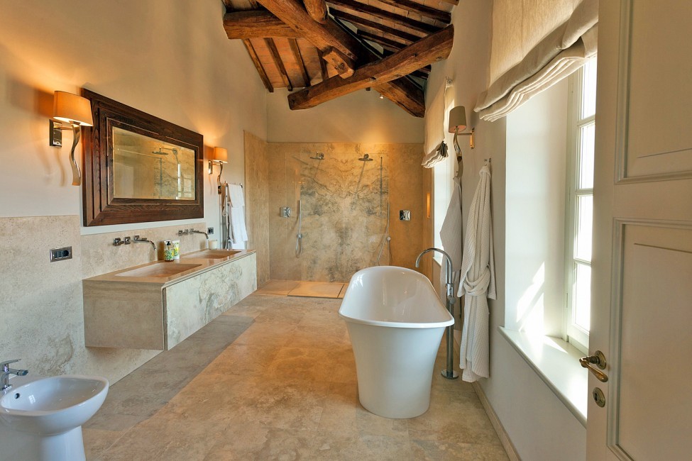 Italy:Tuscany:Siena:ITSI022_VillaRocca:bathroom344.jpg