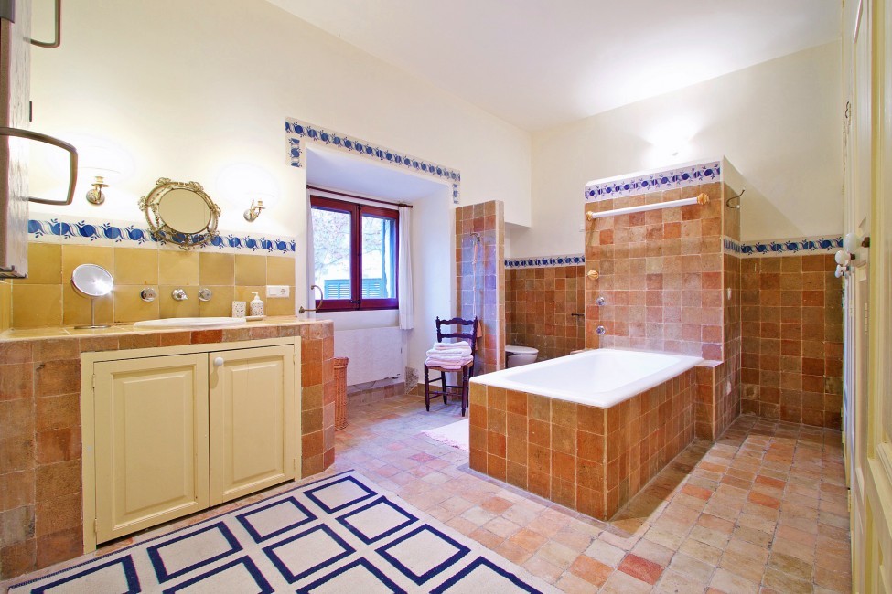 Spain:Mallorca:CastillodePolensa_VillaClaudio:bathroom56.jpg
