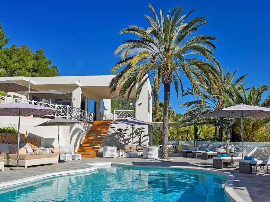 Spain:Ibiza:CanLuminosa_VillaLoreana:pool3.jpeg
