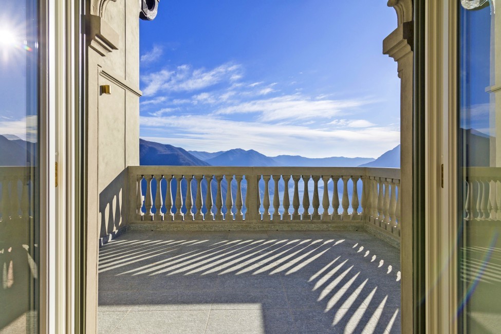 Italy:LakeComo:VillaPeduzzi_VillaPatrizia:balcony8.jpg