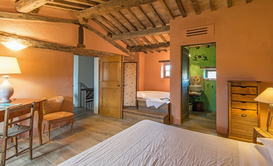 Italy:Tuscany:Orcia:ITSI05VillaPiccola_VillaPaolita:bedroom12.jpg