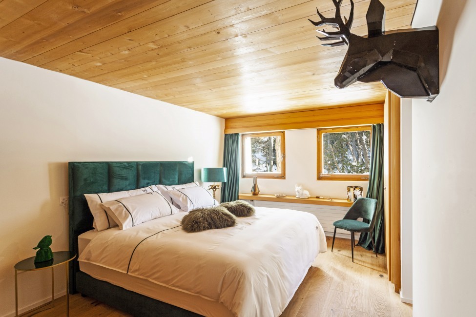 Switzerland:St. Moritz:CasaLeopardo_VillaLeontine:bedroom32.jpg