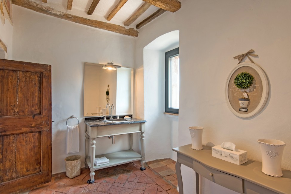 Italy:Umbria:Perugia:ITPG08VillaZenzero_ZefiroEstate:bathroom60.jpg