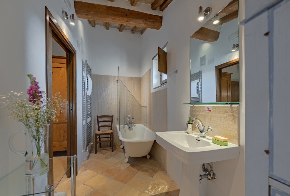 Italy:Tuscany:Arezzo:VillaBracci_VillaBarto:bathroom72.jpg