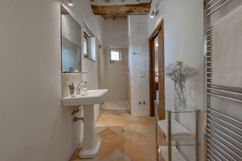 Italy:Tuscany:Arezzo:VillaBracci_VillaBarto:bathroom68.jpg