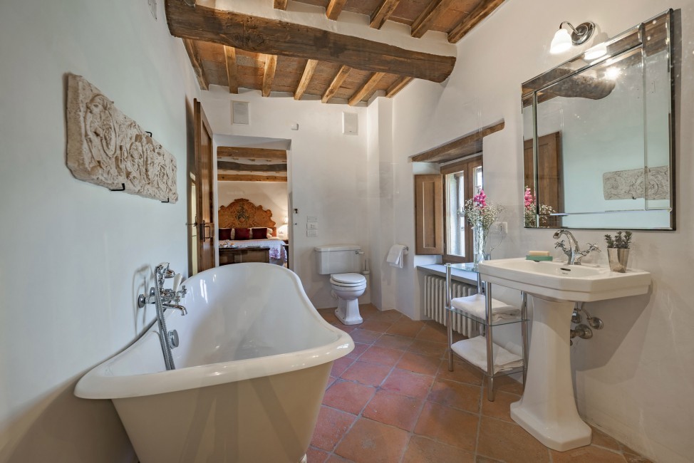 Italy:Tuscany:Arezzo:VillaBracci_VillaBarto:bathroom43.jpg