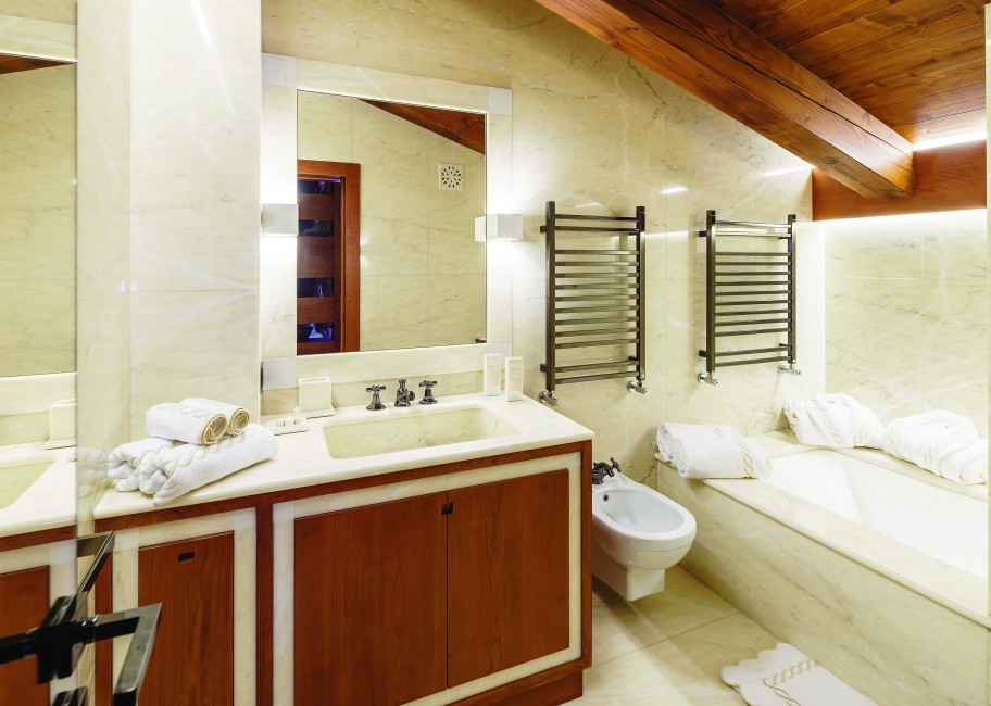 31 - Triple suite bathroom.jpg