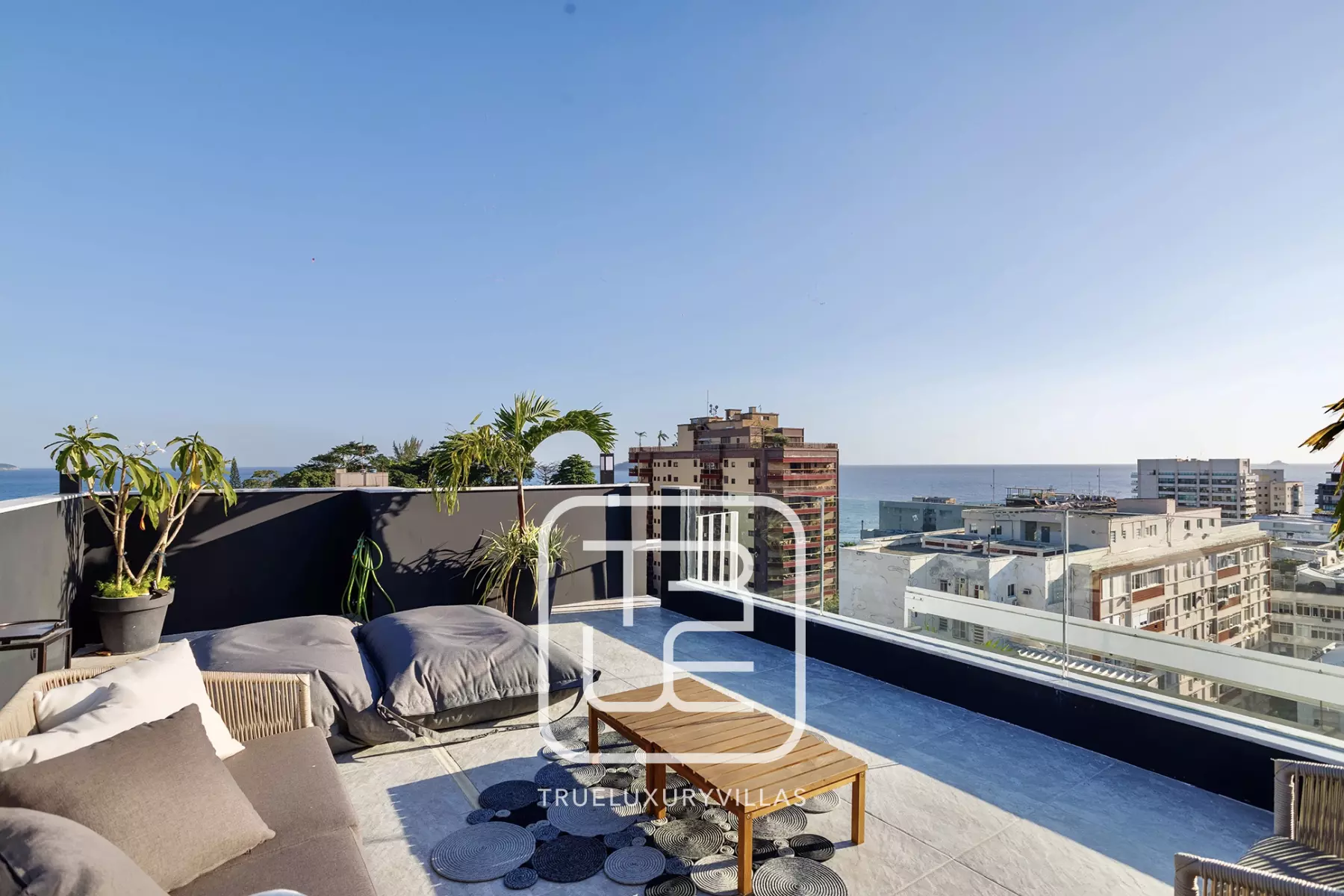 Penthouse Ador