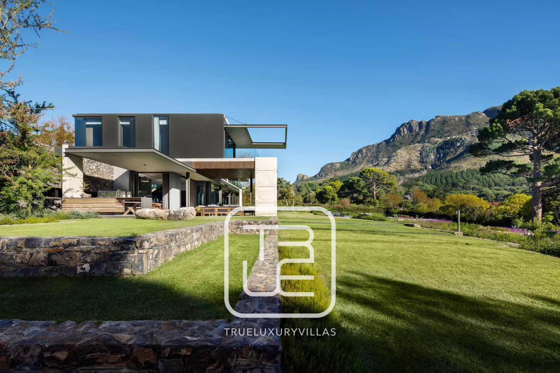 Villa Anafema